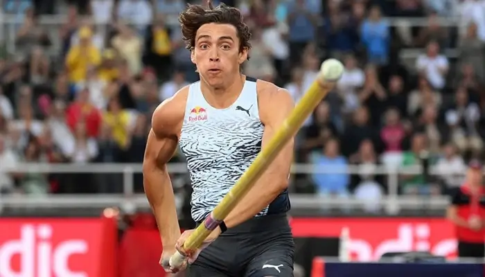 Mondo Duplantis with pole in Olympics